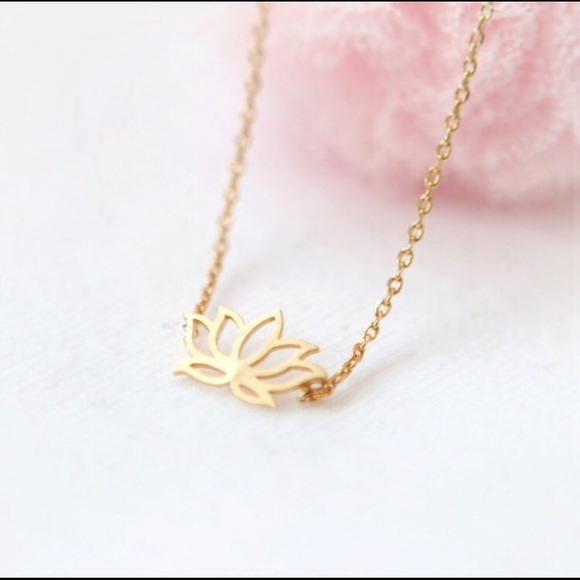 Jewelry - 🧚🏻‍♂️Petite Lotus Flower Necklace
